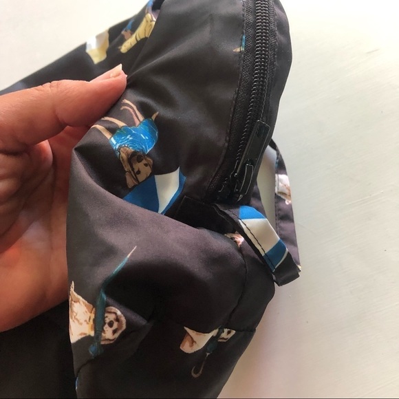 3/$25 🍄 Dogs with Umbrellas Nylon Makeup Bag - Picture 4 of 6